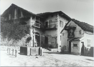 San Lorenzo - Piazza con la pesa patriziale e il fontanone